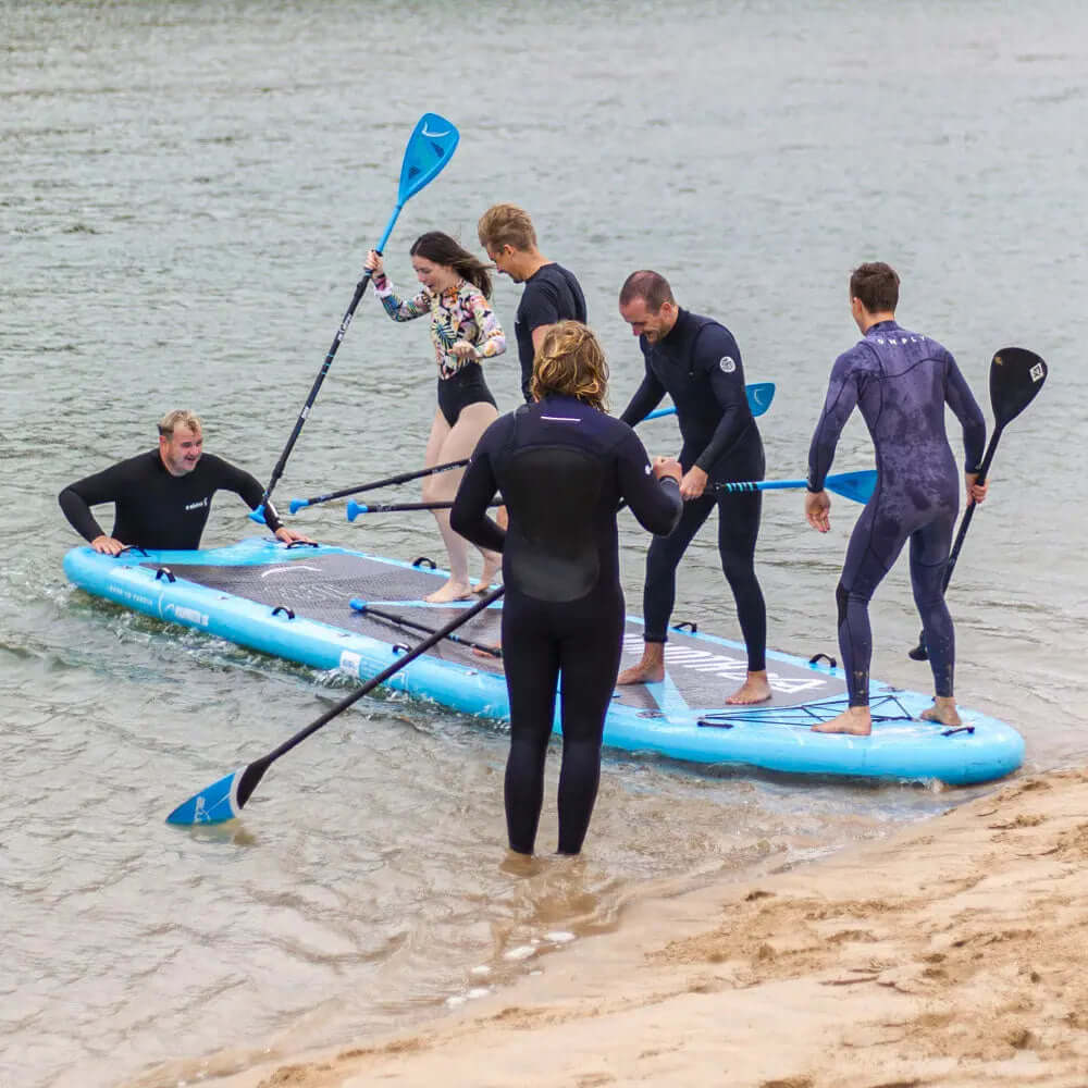 Groep peddelaars op de Mammoth in ondiep water